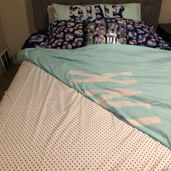 VS PINK • Queen/Full Bed Set - Picture 6 of 8